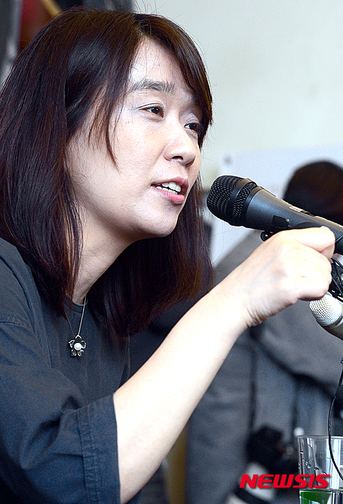 【서울=뉴시스】김동민 기자 = 작가 한강이 24일 오전 서울 마포구 카페 꼼마 2페이지에서 열린 맨부커상(Man Booker Prize)수상 기념 및 신작 ‘흰’ 발간 기자 간담회에 참석해 취재진 질문에 답하고 있다.&nbsp;&nbsp; 작가 한강은 한국 작가로는 처음으로 세계 3대 문학상인 '맨부커상'의 인터내셔널 부문을 지난 17일 영국 런던 빅토리아앤알버트 박물관에서 열린 2016 맨부커상 시상식에서 수상했다. 2016.05.24.&nbsp; life@newsis.com