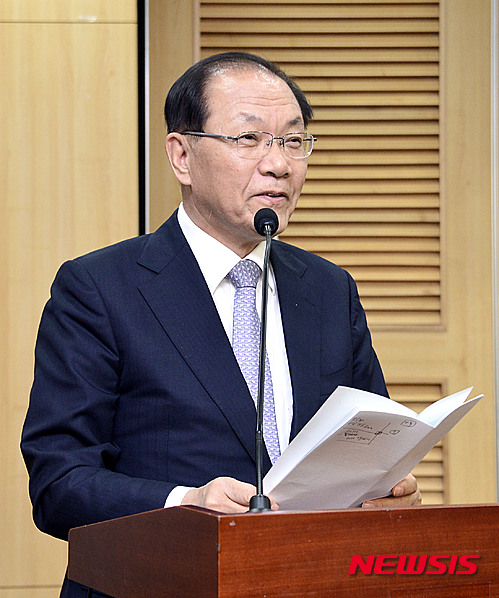 【서울=뉴시스】홍찬선 기자 = 새누리당 황우여 의원이 24일 오후 서울 여의도 국회 의원회관에서 열린 제20대 국회 국회선진화법 평가와 발전 방안 세미나에 참석해 축사를 하고 있다. 2016.05.24.&nbsp; mania@newsis.com