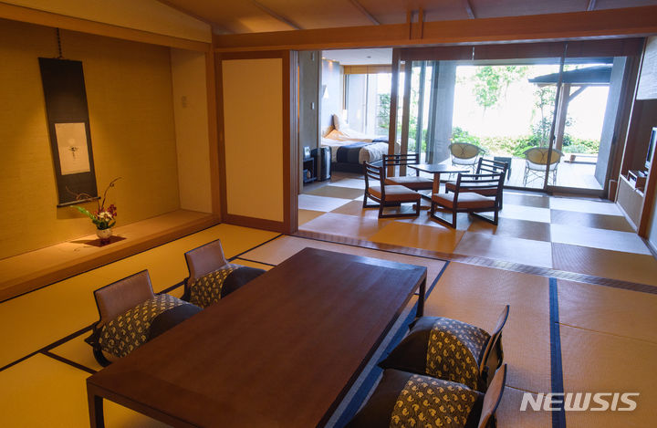 [이세시마=AP/뉴시스]신종 코로나바이러스의 감염병 등급 하향 조정 후 방일 외국인(인바운드) 등 관광객의 회복세를 계기로, 호텔이나 일본식 전통여관인 료칸 투숙객에게 부과하는 숙박세 도입을 목표로 하는 지자체가 늘고 있는 것으로 나타났다. 사진은 2016년 5월 일본 미에현 이세시마 지역의 한 호텔 스위트룸 모습. 2023.11.13.