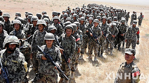 【발크=신화/뉴시스】아프가니스탄 북부 발크 주에서 24일 정부군 병사들이 훈련을 받고 있다. 1700명의 군인들은 15주 훈련을 받는다. 아프간 군은 지난 해 초부터 다국적군 대신 자국 안보와 치안을 책임지고 있다. 2016. 5. 24.&nbsp;&nbsp;&nbsp; 