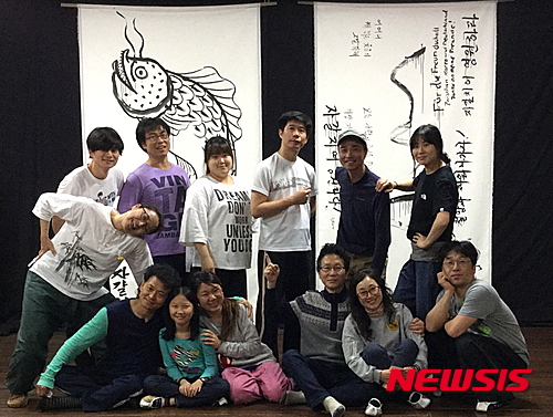 【부산=뉴시스】허상천 기자 = 부산 민주공원 공연장 상주단체인 극단 자갈치는 오는 6월 3일과 4일 이틀간 민주공원 소극장에서 ‘뒷기미 병신굿’을 공연한다고 25일 밝혔다. 2016.05.25. (사진 = 극단 자갈치 제공)&nbsp; photo@newsis.com