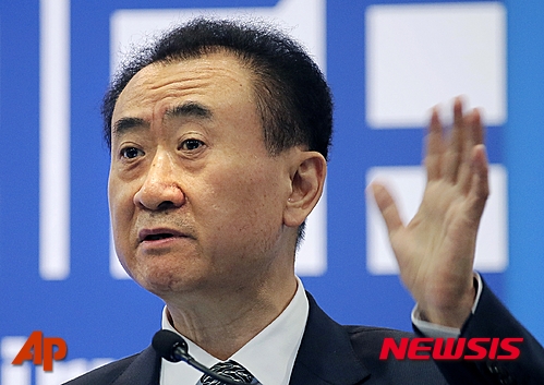 【 홍콩=AP/뉴시스】중국 다롄완다(大連萬達)그룹의 창업자 왕젠린(王健林) 회장은 지난 22일 중국 관영 CCTV에 방영된 ‘대화(對話)’ 프로그램에 출연해 “좋은 호랑이(디즈니)도 한 무리의 늑대(완다)에 필적할 수 없다”고 말했다. 디즈니는 오는 6월 16일 상하이 디즈니를 개장하고, 다롄완다는 오는 28일 구이저우에 초대형 테마파트 '완타시티'를 개장한다. 사진은 지난 1월 홍콩에서 연설 중인 왕회장. 2016.05.25 