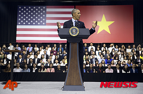 【호찌민=AP/뉴시스】버락 오바마 미국 대통령이 25일(현지시간) 베트남 호찌민에서 '동남아시아 청년 지도자 이니셔티브' 참가자들에게 연설하고 있다. 2016.05.25&nbsp; 