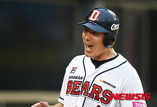 【서울=뉴시스】김진아 기자 = 25일 오후 서울 잠실야구장에서 열린 ‘2016 타이어뱅크 KBO 리그’ KT 위즈와 두산 베어스의 경기, 두산의 2회 말 2사 2루에서 박건우가 중견수 앞 1루타를 치자 김재호가 홈인하면서 기뻐하고 있다. 2016.05.25.&nbsp; bluesoda@newsis.com 