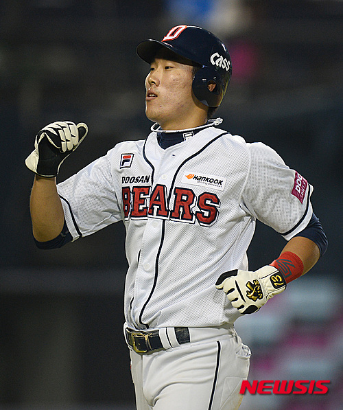 【서울=뉴시스】김진아 기자 = 25일 오후 서울 잠실야구장에서 열린 ‘2016 타이어뱅크 KBO 리그’ KT 위즈와 두산 베어스의 경기, 두산의 3회말 무사 3루에서 김재호의 중견수 희생플라이로 허경민이 홈인하면서 기뻐하고 있다. 2016.05.25.&nbsp; bluesoda@newsis.com 