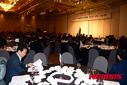 【서울=뉴시스】조성봉 기자 = 유일호 경제부총리 겸 기획재정부 장관이 26일 오전 서울 중구 플라자호텔 그랜드볼룸에서 열린 '한국의 미래, 산업개혁' 2016 뉴시스포럼에서 기조연설을 하고 있다. 2016.05.26.&nbsp; suncho21@newsis.com