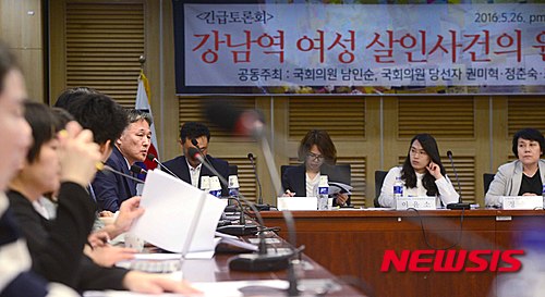 【서울=뉴시스】전신 기자 = 더불어민주당 표창원 당선인이 26일 서울 여의도 국회 의원회관에서 열린 강남역 여성 살인사건의 원인과 대책 세미나에서 인사말을 하고 있다. 2016.05.26&nbsp; photo1006@newsis.com