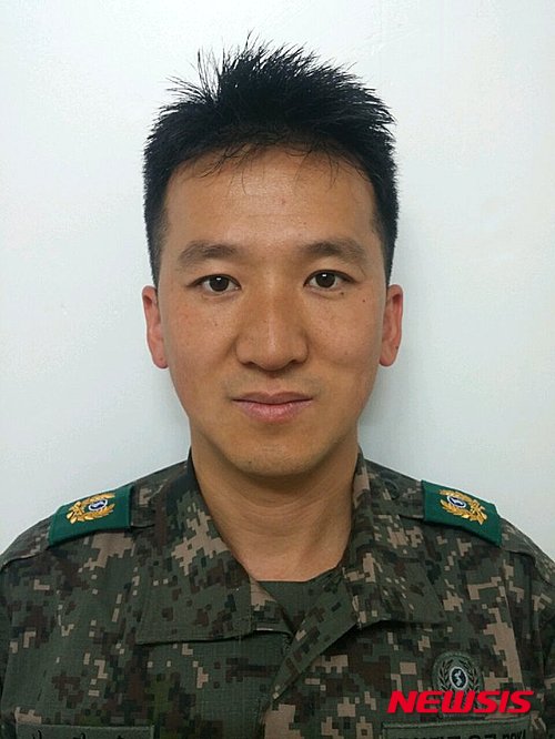 【통영=뉴시스】신정철 기자 = 경남 통영시 광도면 죽림리 신우희가로 아파트 앞 공원에서 지난 25일 오전 6시께 아침 운동을 하던 통영예비군지역대 남강우(사진) 기동대장이 주변에서 운동하다 심정지로 쓰러진 시민을 심폐소생술로 생명을 구했다. 26일 통영소방서는 남 기동대장을 비롯해 119구조대원 2명 등을 하트세이버(Heart Saver)란 명예로운 상을 수여할 예정이다.2016.05.26.(사진=통영소방서 제공)&nbsp;&nbsp;&nbsp; photo@newsis.com 