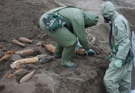 【서울=뉴시스】 2016년 5월께 중국 지린성 둔화시 하얼바링 지역에 있는 화학무기 폐기 시설에서 직원들이 일본군이 남겨놓은 화학무기들을 폐기하는 작업을 하고 있다. 하얼바링에는 30∼40만 발의 화학무기가 버려진채 매장된 것으로 알려져 있고 일본은 2022년까지 모두 폐기 처리할 계획이다.&nbsp; (사진출처: 바이두) 