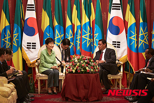 【아디스아바바(에티오피아)=뉴시스】 에티오피아를 국빈 방문중인 박근혜 대통령이 26일 오후(현지시간) 대통령궁에서 물라투 테쇼메 대통령과 별도의 면담을 하고 있다. 2016.05.26. (사진=청와대 제공) photo@newsis.com