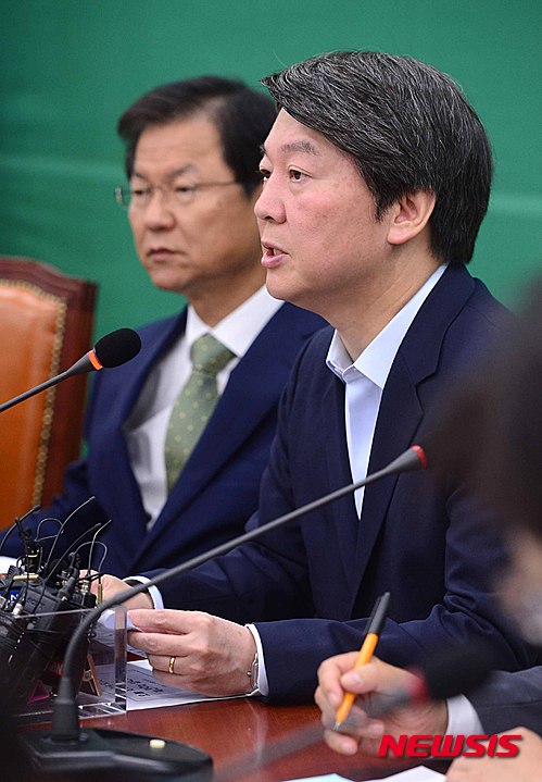 【서울=뉴시스】전신 기자 = 국민의당 안철수 공동대표가 27일 서울 여의도 국회에서 열린 최고위 회의에서 모두발언하고 있다. 안 대표는 해외 순방을 떠난 박근혜 대통령을 향해 