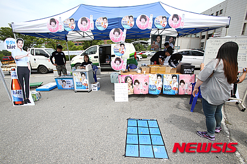 【강릉=뉴시스】김경목 기자 = 27일 오후 강원 강릉시 지변동 강릉원주대학교에서 마지막 날 축제(대동제)가 열리고 있는 가운데 모 주류회사에서 자사 상품을 홍보하고 있다. 2016.05.27.&nbsp; photo31@newsis.com