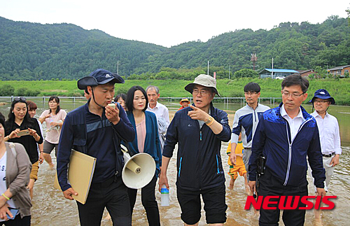 【서울=뉴시스】장세영 기자 = 더불어민주당 문재인 전 대표가 27일 경상북도 봉화군 내성천에서 더불어민주당 경북지역 위원장들과 함께 탐방하고 4대강 현장을 둘러보고 있다.&nbsp; 내성천은 세계자연유산으로 내놓아도 손색이 없을 정도로 천혜의 경관과 모래를 가지고 있으나 영주댐 건설로 훼손될 위기에 처해 있는 곳이다. 2016.5.28. (사진=문재인 의원실 제공) photo@newsis.com 