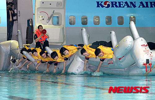 【서울=뉴시스】이영환 기자 = 27일 오전 서울 강서구 대한항공 객실훈련센터에서 승무원들이 비상착수 훈련을 하고 있다. 2016.05.29. 20hwan@newsis.com