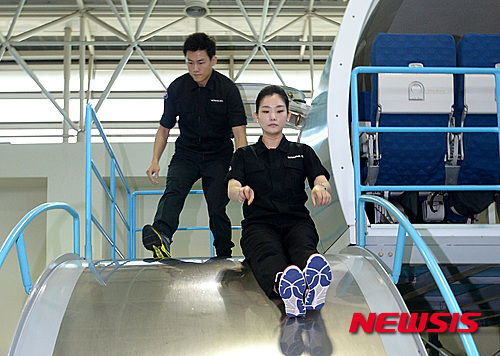 【서울=뉴시스】이영환 기자 = 27일 오전 서울 강서구 대한항공 객실훈련센터에서 승무원들이 비상착수 훈련을 하고 있다. 2016.05.29. 20hwan@newsis.com