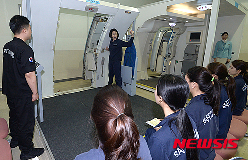 【서울=뉴시스】이영환 기자 = 27일 오전 서울 강서구 대한항공 객실훈련센터에서 한 승무원이 비상착수 훈련을 하고 있다. 2016.05.29. 20hwan@newsis.com