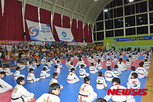 【천안=뉴시스】서정훈 기자 = 백석대학교(총장 최갑종)는 28일 교내 체육관에서 '제4회 백석대학교 총장배 전국 태권도대회'를 개최했다고 29일 밝혔다. 2016.5.29. (사진=백석대 제공)&nbsp; photo@newsis.com