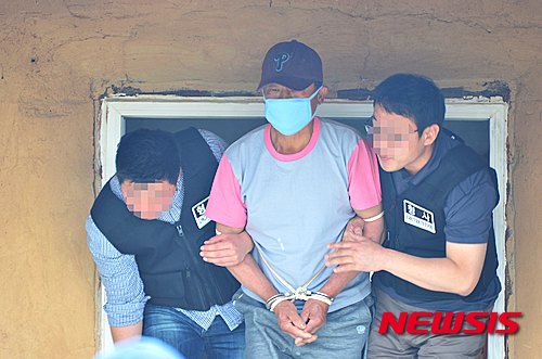 【증평=뉴시스】인진연 기자 =충북 증평군에서 발생한 '80대 할머니 살해사건'을 수사 중인 경찰이 29일 오전 살해 장소인 증평읍 한 마을에서 피의자 신모(58)씨를 상대로 현장검증을 하고 있다.&nbsp;&nbsp;&nbsp; 피의자 신씨는 같은 마을에 혼자 살고 있던 80대 할머니를 목졸라 숨지게 한 혐의 등을 받고 있다. 2016.05.29&nbsp;&nbsp; inphoto@newsis.com