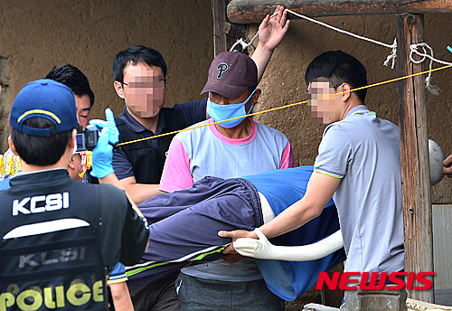 【증평=뉴시스】인진연 기자 =충북 증평군에서 발생한 '80대 할머니 살해사건'을 수사 중인 경찰이 29일 오전 살해 장소인 증평읍 한 마을에서 피의자 신모(58)씨를 상대로 현장검증을 하고 있다.&nbsp; 피의자 신씨는 같은 마을에 혼자 살고 있던 80대 할머니를 목졸라 숨지게 한 혐의 등을 받고 있다. 2016.05.29&nbsp; inphoto@newsis.com 