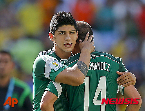 【포트알레자(브라질)=AP/뉴시스】멕시코 축구 국가대표팀의 알란 풀리도가 29일 무장괴한들에게 납치됐다. 사진은 2014년 6월29일 브라질 월드컵 16강전에서 멕시코가 네덜란드에 2-1로 패한 뒤 풀리도(왼쪽)가 팀 동료 하비에르 에르난데스(14번)를 위로하는 모습. 2016.5.30