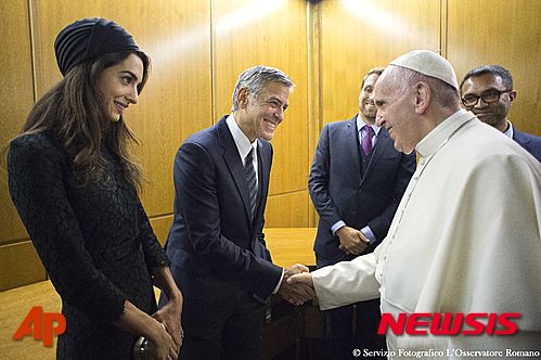 【바티칸=AP/뉴시스】 할리우드 배우 조지 클루니가 자신의 데킬라 회사 카사미고스'를 디아지오에 10억달러(1조1425억원)에 매각했다. 사진은 지난해 5월 프란치스코 교황이 바티칸에서 열린 교육기구 '스콜라스 오쿠렌테스' 행사에 참석한 미국 클루니와 부인 아말 클루니를 만나 인사하고 있다. 2017.06.22