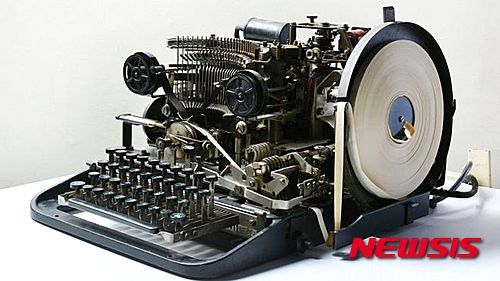 【서울=뉴시스】2차대전 중 히틀러가 독일 사령관들과 극비 전문을 주고받을 때 사용하던 암호기가 9.5파운드(약 1만6400원)의 헐값에 이베이에 경매로 나온 것을 본 영국 컴퓨터박물관이 이를 매입했다고 영국 BBC가 보도했다. <사진 출처 : BBC> 2016.5.30