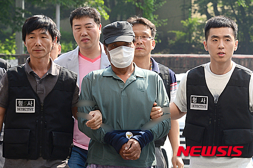 【서울=뉴시스】권현구 기자 = 수락산 60대 여성 살인사건 용의자 김모(61)씨가 30일 오전 서울 노원구 노원경찰서로 들어서고 있다. 2016.05.30.&nbsp; stoweon@newsis.com