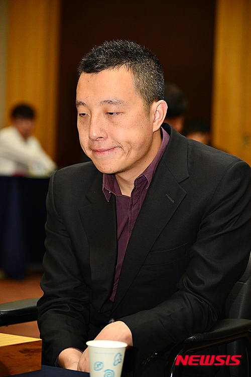 【청주=뉴시스】인진연 기자 =&nbsp;&nbsp; 30일 오전 충북 청주시 라마다 청주호텔에서 열린 21회 LG배 조선일보 기왕전 32강전에서 이세돌 9단과 대국 중인 중국의 구리 9단이 생각에 잠겨 있다. 2016.05.30&nbsp;&nbsp; inphoto@newsis.com