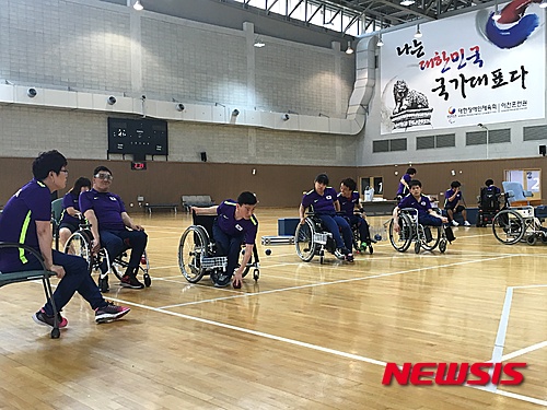 【이천=뉴시스】보치아 대표팀인 30일 경기도 이천에 위치한 장애인훈련원 종합체육관에서 2016 리우패럴림픽 D-100을 앞두고 훈련에 집중하고 있다. 2016.05.30