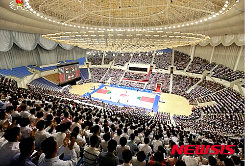 【서울=뉴시스】북한 조선중앙TV가 김정은 북한 노동당 위원장이 2016년 5월 30일 북한 소백수 남자 농구팀과 중국 올림픽 남자 농구팀간의 친선 경기를 관람하고 있는 모습을 보도했다. (사진=조선중앙TV 캡처) photo@newsis.com 