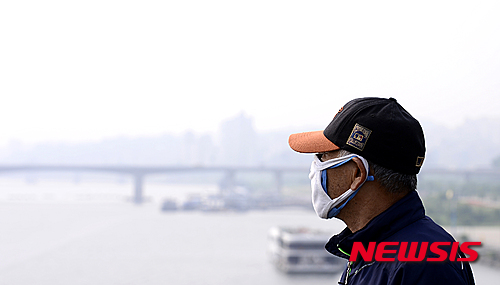 【서울=뉴시스】추상철 기자 = 수도권 대부분 지방의 미세먼지농도가 나쁨 단계를 보인 31일 오전 서울 영등포구 마포대교에서 마스크를 쓴 시민이 미세먼지가 잔뜩 낀 도심을 바라보고 있다. 2016.05.31. scchoo@newsis.com