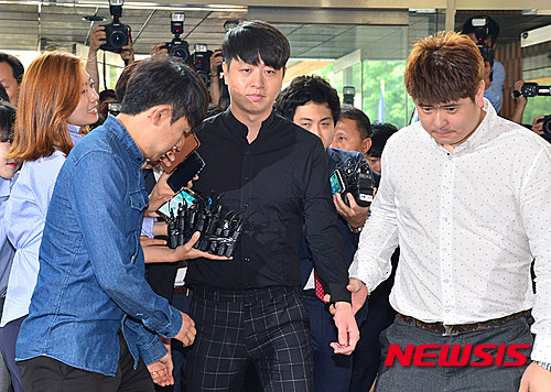 【서울=뉴시스】김선웅 기자 = 개그맨 유상무가 성폭행 논란과 관련해 피의자 신분으로 조사를 받기위해 31일 오전 서울 강남구 강남경찰서로 출석하고 있다. 2016.05.31.&nbsp;&nbsp;&nbsp; mangusta@newsis.com