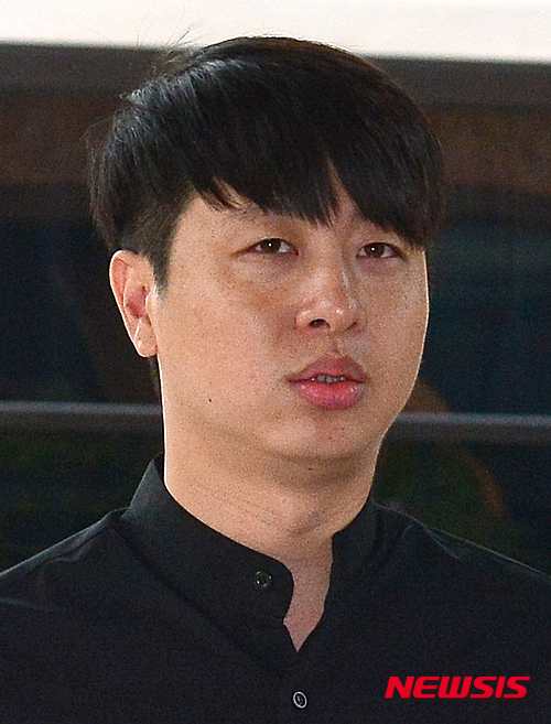 【서울=뉴시스】김선웅 기자 = 개그맨 유상무가 성폭행 논란과 관련해 피의자 신분으로 조사를 받기위해 31일 오전 서울 강남구 강남경찰서로 출석하고 있다. 2016.05.31.&nbsp; mangusta@newsis.com