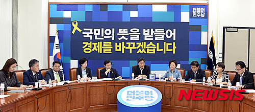 【서울=뉴시스】홍찬선 기자 = 31일 오전 서울 여의도 국회 당대표실에서 열린 더불어민주당 어버이연합 등 진상규명 TF 4차회의에서 이춘석 위원장이 모두발언을 하고 있다. 2016.05.31. mania@newsis.com