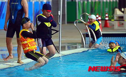 【광주=뉴시스】류형근 기자 = 31일 오전 광주 광산구 남부대학교 국제수영장에서 주월초등학교 3학년 학생들이 여름철 수난 사고 대비 생존 수영훈련을 하고 있다. 2016.5.31.&nbsp; hgryu77@newsis.com