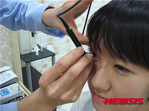 【부산=뉴시스】허상천 기자 = 국민건강보험공단이 2007년부터 2011년까지 ‘마른눈증후군(안구건조증)’의 건강보험 진료비 지급자료를 분석한 결과 안구건조증 환자가 지난 5년새 약 53.7% 늘어난 것으로 드러났다. 특히 여성이 남성에 비해 약 2배 가량 많은 것으로 조사됐다. 2016.05.31. (사진= 정근안과병원 제공)photo@newsis.com