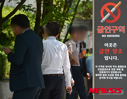 【서울=뉴시스】조수정 기자 = 세계 금연의 날인 31일 오후 서울 여의도 빌딩숲 사이 금연구역에서 직장인들이 담배를 피고 있다. 2016.05.31.&nbsp; chocrystal@newsis.com