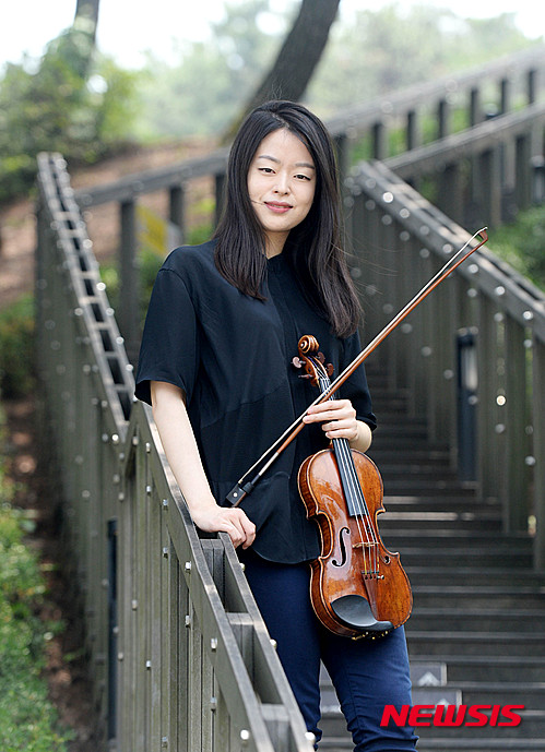 【서울=뉴시스】박주성 기자 = 지난해 여름 세계 최고 클래식축제로 꼽히는 루체른페스티벌에서 한국인 최초로 리사이틀 데뷔 무대를 치른 바이올리니스트 김다미가 27일 오후 서울 서초구 예술의 전당에서 뉴시스와 인터뷰 전 포즈를 취하고 있다. 2016.06.01.&nbsp; park7691@newsis.com