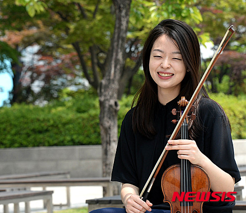 【서울=뉴시스】박주성 기자 = 지난해 여름 세계 최고 클래식축제로 꼽히는 루체른페스티벌에서 한국인 최초로 리사이틀 데뷔 무대를 치른 바이올리니스트 김다미가 27일 오후 서울 서초구 예술의 전당에서 뉴시스와 인터뷰 전 포즈를 취하고 있다. 2016.06.01.&nbsp; park7691@newsis.com