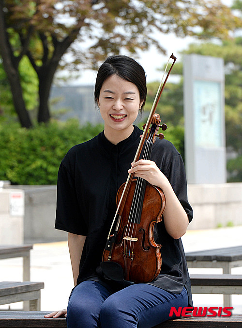 【서울=뉴시스】박주성 기자 = 지난해 여름 세계 최고 클래식축제로 꼽히는 루체른페스티벌에서 한국인 최초로 리사이틀 데뷔 무대를 치른 바이올리니스트 김다미가 27일 오후 서울 서초구 예술의 전당에서 뉴시스와 인터뷰 전 포즈를 취하고 있다. 2016.06.01.&nbsp; park7691@newsis.com