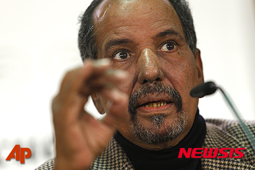 【마드리드=AP/뉴시스】 지병으로 5월 31일(현지시간) 숨진 서사하라 독립단체 폴리사리오전선의 지도자 모하메드 압델아지즈가 지난 해 11월 12일 스페인 마드리드에서 기자회견을 하던 모습. 그는 모로코의 합병과 유엔주재원 축출등으로 서서하라 독립이 난국에 처한 어려운 시점에 타계했다. 2016.06.01&nbsp; 