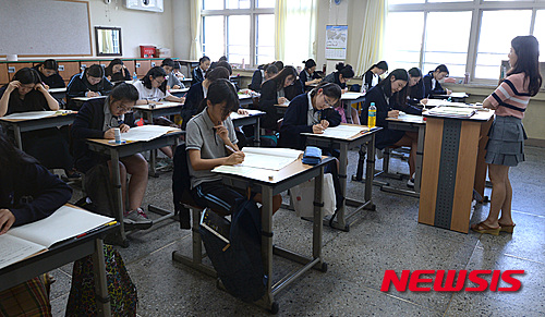 【서울=뉴시스】이영환 기자 = 2017학년도 대학수학능력시험 6월 모의평가가 치러진 2일 오전 서울 서초구 반포고등학교에서 3학년 학생들이 문제를 풀고 있다. 2016.06.02. 20hwan@newsis.com
