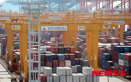 【부산=뉴시스】최동준 기자 = 올해 1분기 우리나라 경제가 0.5% 성장에 그치며 2분기 연속 0%대 성장에 머물렀다. 한국은행이 2일 발표한 '2016년 1분기 국민소득(잠정)'에 따르면 1분기 실질GDP는 전분기보다 0.5% 증가했다. 속보치(0.4%)보다는 0.1%p 상승했지만 '메르스' 여파로 경기가 악화된 지난해 2분기(0.4%) 이후 최저치다. 올 1분기 성장률이 저조한 성적표를 낸 것은 수출 부진이 지속된데다 내수 회복세 마저 급격히 위축된 영향이 컸다. 사진은 2일 부산 강서구 현대부산신항만에 수출용 컨테이너 모습. 2016.06.02. photocdj@newsis.com