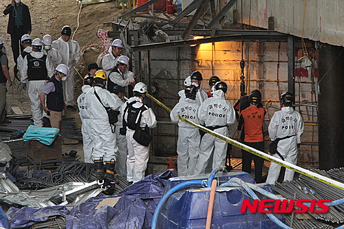【남양주=뉴시스】이병훈 기자 = 2일 오후 14명의 사상자가 발생한 경기 남양주시 지하철 공사장 폭발사고 현장에서 경찰 과학수사팀이 감식을 위해 사고 현장으로 들어가고 있다. 2016.06.02. cool1001@newsis.com