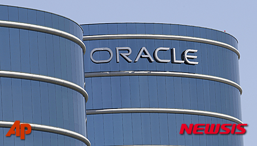 【레드우드=AP/뉴시스】 2일(현지 시간) 파이낸셜타임스에 따르면 오픈AI는 오라클로부터 4.5GW에 달하는 컴퓨터 처리 능력을 임대하는 클라우드 계약을 맺었다. 이는 AI(인공지능) 분야에서 체결된 클라우드 계약 중 최대 규모다. 사진은 미국 캘리포니아 레드우드시티에 위치한 오라클 본사. 2025.07.03.