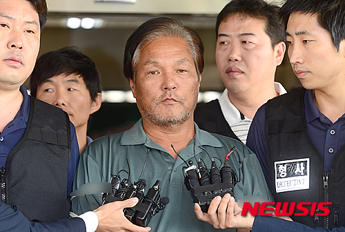 【서울=뉴시스】권현구 기자 = 수락산 등산객 살인사건 피의자 김학봉(61)이 살인사건 현장 검증을 하기 위해 3일 오전 서울 도봉경찰서를 나서고 있다. 2016.06.03.&nbsp; stoweon@newsis.com