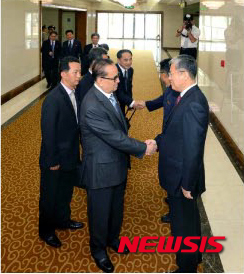 【서울=뉴시스】북한 노동신문은 지난 2일 리수용 조선노동당 중앙위원회 부위원장을 단장으로 하는 대표단이 중국 방문을 마치고 귀국했다고 3일 보도했다. 주조 중화인민공화국 임시대리대사가 대표단을 마중하고 있다. 2016.06.02. (출처=노동신문) photo@newsis.com 