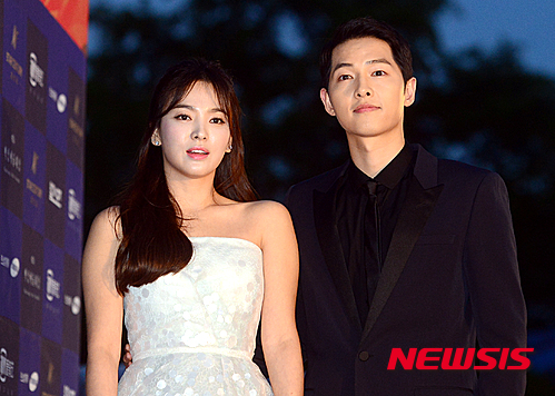 【서울=뉴시스】권현구 기자 = 배우 송혜교(왼쪽)와 송중기가 3일 오후 서울 동대문구 회기동 경희대학교 평화의 전당에서 열린 제52회 백상예술대상 시상식에 참석하기 위해 레드카펫으로 입장하며 포토타임을 갖고 있다. 2016.06.03.&nbsp; stoweon@newsis.com
