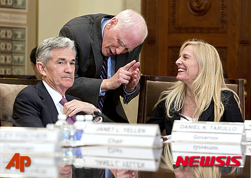 【워싱턴=AP/뉴시스】제롬 파월과 대니얼 타룰로, 라엘 브레이너드 미 연준 이사(왼쪽부터)가 지난 2016년 3일 워싱턴에서 연준 이사회 회의 시작 전 담소를 나누고 있다. 2016.6.29