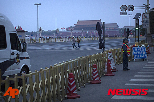 【베이징=AP/뉴시스】중국군이 민주화 시위를 유혈 진압한 톈안먼 사건 27주년을 맞은 4일 베이징 톈안문 광장. 2016.06.05